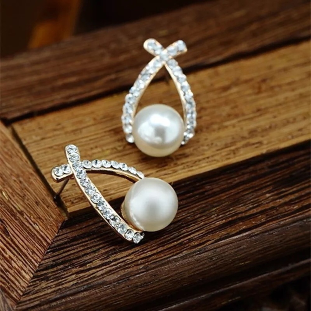 Beautiful “Crossroads” Diamond Pearl Twist Earring